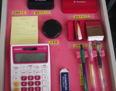 各人の机内は自分が使用しやすいように工夫し不要物を置けないように工夫しています！